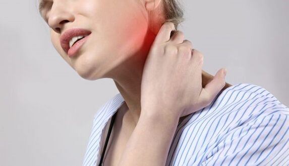 Dengan osteochondrosis tulang belakang leher, rasa sakit di leher dan bahu muncul