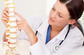 dokter mendemonstrasikan osteochondrosis toraks pada mock-up