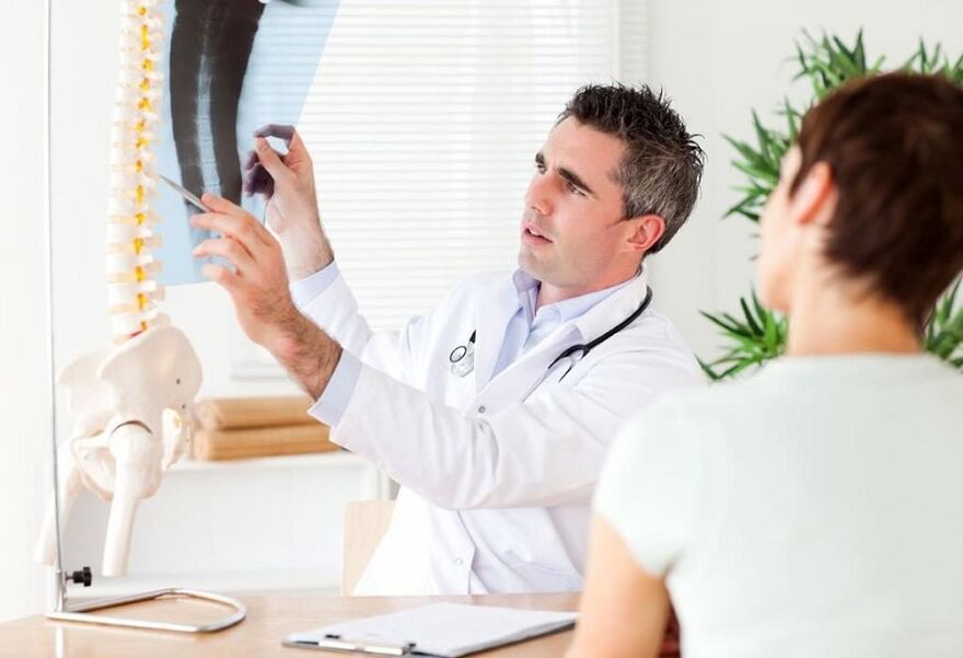 dokter memeriksa x-ray untuk mendiagnosis osteochondrosis toraks